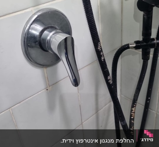 ברז מקלחת עם ידית וכבל שחור